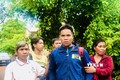 Cả làng Kloong chờ đón 5 thanh niên trở về sau khi bị lừa bán qua Campuchia. Ảnh: Hồng Điệp - TTXVN