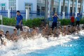Nhiều trẻ em được dạy bơi miễn phí. Ảnh: Nguyễn Nam-TTXVN
