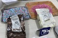 Số ma túy bị lực lượng Hải quan TP.Hồ Chí Minh phát hiện và thu giữ được ngụy trang tinh vi trong ruột những viên kẹo sô-cô-la (mỗi viên kẹo chứa khoảng hơn 20 viên nén MDMA). Ảnh: TTXVN phát