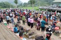 Khu vực chợ lợn San Thàng nhộn nhịp người bán, người mua. Ảnh: Nguyễn Oanh - TTXVN
