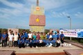 Đoàn viên thanh niên TTXVN chụp ảnh lưu niệm cùng bà con ngư dân tại huyện đảo Phú Quý. Ảnh: Nguyễn Thanh – TTXVN
