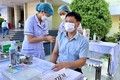 Phó Chủ tịch UBND tỉnh Thừa Thiên - Huế Nguyễn Thanh Bình tham gia tiêm vaccine phòng COVID-19 mũi nhắc lại. Ảnh: Mai Trang - TTXVN