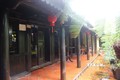 Ngôi nhà của ông Nguyễn Xuân Hải nằm trong khuôn viên một khu vườn rộng hơn 4.000 m2, được xây dựng theo kiểu nhà Việt cổ truyền thống với ba gian, hai chái nối liền nhau, lợp ngói âm dương. Ảnh: Phan Sáu - TTXVN