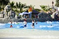 Du khách quốc tế tắm biển nhân tạo tại VinWonders Phú Quốc. Ảnh: Hồng Đạt - TTXVN
