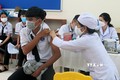 Nhân viên y tế tiêm vaccine phòng COVID-19 (mũi 3) cho học sinh tại thành phố Tuy Hòa (tỉnh Phú Yên). Ảnh: Xuân Triệu - TTXVN

