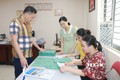 Trường Cao đẳng Việt Đức rà soát lại hồ sơ đã đăng ký của học viên. Ảnh: Bích Huệ - TTXVN
