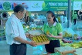 Bà Nguyễn Thị Hải, Giám đốc Hợp tác xã chè La Bằng, giới thiệu sản phẩm của Hợp tác xã chè La Bằng với khách hàng. Ảnh: thainguyen.gov.vn