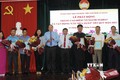 Lãnh đạo tỉnh An Giang trao hoa và thư cảm ơn các đơn vị ủng hộ Quỹ “Vì người nghèo” năm 2022 và “Cây mùa Xuân” Tết Quý Mão 2023. Ảnh: Thanh Sang - TTXVN