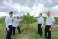 Ông Võ Văn Ten (thứ 2 từ trái qua phải), xã Suối Đá, huyện Dương Minh Châu (Tây Ninh) giới thiệu với cán bộ Ngân hàng Agribank chi nhánh tỉnh Tây Ninh cách trồng, chăm sóc cây mãng cầu. Ảnh: danviet.vn