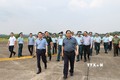 Thủ tướng Phạm Minh Chính khảo sát sân bay quân sự Yên Bái. Ảnh: Dương Giang-TTXVN
