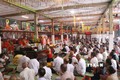 Đồng bào Phật tử Khmer chùa Sro Lôn (xã Đại Tâm, Mỹ Xuyên, Sóc Trăng) dâng cơm lên Sư sãi trong ngày lễ Sen Đôn-ta.
