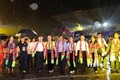 Thủ tướng Phạm Minh Chính và các đại biểu cùng hoà chung điệu Xòe Thái. Ảnh: Dương Giang-TTXVN
