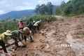 Hơn 100 người dân thôn Tu Thó (xã Tê Xăng, huyện Tu Mơ Rông, tỉnh Kon Tum) phối hợp với chính quyền địa phương khắc phục vị trí bị sạt lở do mưa to hồi cuối tháng 9/2022. Ảnh: TTXVN phát