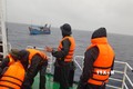 Vùng 2 Hải quân cứu 12 ngư dân trôi dạt trên biển