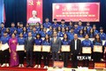 Các sinh viên vượt khó tiêu biểu chụp ảnh lưu niệm cùng các lãnh đạo tỉnh Tuyên Quang. Ảnh: Quang Cường – TTXVN
