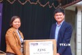 Công đoàn TTXVN cùng các nhà hảo tâm tặng các phần quà cho trường THCS Tam Sơn. Ảnh: Tuấn Đức - TTXVN
