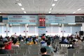 Rất đông hành khách ngồi chờ tới lượt vào mua vé tàu Tết Nguyên đán 2023 tại ga Sài Gòn (Thành phố Hồ Chí Minh). Ảnh: Tiến Lực – TTXVN
