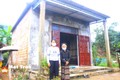 Mẹ con bà Hồ Căn Ta (thôn Ruộng, xã Hướng Hiệp, huyện  Đakrông, tỉnh Quảng Trị) bên ngôi nhà đại đoàn kết được xây bằng tiền hỗ trợ. Ảnh: ubmttqvn.quangtri.gov.vn
