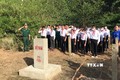 Một “tiết học biên giới” được các Chiến sĩ Đồn Biên phòng Lộc Thành giới thiệu cho các em học sinh Trường tiểu học, trung học cơ sở Lộc Thành (huyện biên giới Lộc Ninh, tỉnh Bình Phước) tại cột mốc biên giới. Ảnh: TTXVN phát

