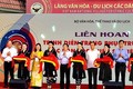 Các đại biểu cắt băng khai mạc Liên hoan trình diễn trang phục truyền thống các dân tộc thiểu số Việt Nam khu vực phía Bắc lần thứ I, năm 2022. Ảnh: Hoàng Tâm
