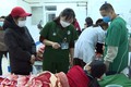 Các học sinh nghi ngộ độc thực phẩm được điều trị tại Bệnh viện Đa khoa huyện Mộc Châu. Ảnh: Hữu Quyết – TTXVN
