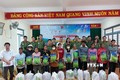 Trao tặng quà cho đồng bào dân tộc thiểu số và học sinh có hoàn cảnh khó khăn tại xã Ngọc Tem, huyện Kon Plông, tỉnh Kon Tum. Ảnh: Khoa Chương - TTXVN
