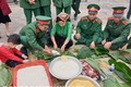 Đồng bào và các chiến sĩ cùng tham gia gói bánh chưng tặng cho người nghèo tại Làng Văn hóa - Du lịch các dân tộc Việt Nam trong chương trình "Gói bánh chưng xanh cùng người nghèo ăn Tết”. Ảnh: Hoàng Hải 