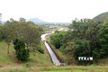 Kênh thủy lợi “nối mạng” dùng chuyển nước từ các hồ chứa lớn đến các hồ chứa nhỏ cũng như điều tiết nước từ lưu vực dư thừa sang lưu vực thiếu, hạn chế được sự thiếu nước trong mùa khô tại một số vùng ở tỉnh Bình Thuận. Ảnh: Nguyễn Thanh - TTXVN
