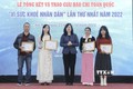 Bộ trưởng Bộ Y tế Đào Hồng Lan trao giải Nhất cho các tác giả, nhóm tác giả đoạt giải. Ảnh: Minh Quyết - TTXVN
