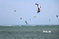 Các vận động viên biểu diễn lướt ván diều tại vùng biển Mỹ Hòa, xã Vĩnh Hải, huyện Ninh Hải. Ảnh: Công Thử - TTXVN
