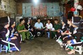 Đảng viên là người Pa Dí (nhóm địa phương thuộc dân tộc Tày) ở xã Tung Chung Phố, huyện biên giới Mường Khương, tỉnh Lào Cai, xuống tận thôn bản tuyên truyền về Nghị quyết số 10 của Tỉnh uỷ về phát triển kinh tế cho đồng bào dân tộc thiểu số. Ảnh: Quốc Kh
