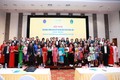 Thứ trưởng Bộ Y tế Trần Văn Thuấn cùng các đại biểu chụp ảnh kỷ niệm đại diện 30 cô đỡ thôn bản đại diện cho hơn 3.000 cô đỡ trên toàn quốc tham dự hội nghị. Ảnh: moh.gov.vn
