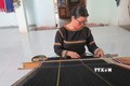 Nghệ nhân Y Thúy, thôn Đak KRăk, xã Hòa Bình, thành phố Kon Tum là một trong những nghệ nhân dệt thổ cẩm “gạo cội” tại Kon Tum. Ảnh: Dư Toán – TTXVN