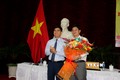 Tặng hoa chúc mừng ông Nguyễn Hồng Hải (bên phải) được bầu giữ chức Phó Chủ tịch UBND tỉnh Bình Thuận. Ảnh: Nguyễn Thanh - TTXVN
