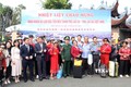 Đoàn khách du lịch đầu tiên chụp ảnh kỷ niệm tại cửa khẩu quốc tế Lào Cai. Ảnh: Quốc Khánh - TTXVN

