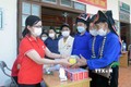 Cấp thuốc miễn phí cho người cao tuổi tại xã Phổng Lăng, huyện Thuận Châu. Ảnh: Quang Quyết-TTXVN