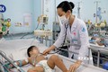 Bác sĩ Bệnh viện Nhi đồng 1 Thành phố Hồ Chí Minh thăm khám cho trẻ mắc bệnh tay chân miệng. Ảnh: TTXVN phát