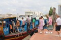 Du khách quốc tế xuống tàu tham quan sông nước Tiền Giang. Ảnh: Minh Trí - TTXVN