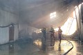 Lực lượng Cảnh sát phòng cháy chữa cháy và cứu nạn cứu hộ, Công an tỉnh Gia Lai nỗ lực dập lửa. Ảnh: Hoài Nam - TTXVN
