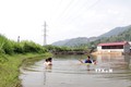 Đoàn thanh niên huyện Thuận Châu tổ chức dạy bơi và hướng dẫn kỹ năng phòng chống đuối nước cho học sinh. Ảnh: Hữu Quyết – TTXVN