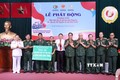 Đại diện Công ty cổ phần Tập đoàn Vận tải Sài Gòn và những người bạn trao bảng tượng trưng ủng hộ 348.838 cuốn vở, trị giá 1,5 tỷ đồng, cho chương trình. Ảnh: Xuân Khu-TTXVN