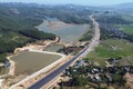 Một đoạn tuyến cao tốc thuộc địa bàn thị xã Nghi Sơn (Thanh Hóa) đã cơ bản hoàn thành. Ảnh: Huy Hùng - TTXVN