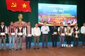 Đại diện tỉnh Kon Tum biểu dương và tặng quà cho các già làng, trưởng thôn tiểu biểu trong thực hiện nhiệm vụ quân sự, quốc phòng năm 2023 trên địa bàn. Ảnh: Khoa Chương - TTXVN