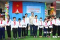 Quỹ phát triển Đại học Quốc gia thành phố Hồ Chí Minh trao quà cho các học sinh vượt khó trường Trung học cơ sở An Thới, huyện Mỏ Cày Nam, tỉnh Bến Tre. Ảnh: Chương Đài - TTXVN