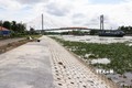 Bờ kè cùng đường dân sinh của kênh Chợ Gạo phía bờ Nam đã cơ bản hoàn thành. Ảnh: Hữu Chí - TTXVN