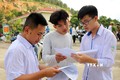 Thí sinh trao đổi sau buổi thi môn Toán tại điểm thi trường THPT số 1 huyện Simacai, tỉnh Lào Cai. Ảnh: Quốc Khánh - TTXVN