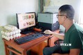 Anh Lương Xuân Bắc (xã Trực Hưng, huyện Trực Ninh, tỉnh Nam Định) bán các sản phẩm nông nghiệp của gia đình qua sàn thương mại điện tử Postmart. Ảnh: Nguyễn Lành – TTXVN