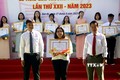 Lãnh dạo thành phố Tam Kỳ trao Giải thưởng Phan Châu Trinh lần thứ 22 cho các cá nhân. Ảnh: Trịnh Bang Nhiệm - TTXVN
