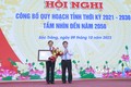 Bộ trưởng Bộ Kế hoạch và Đầu tư Nguyễn Chí Dũng trao Quyết định Quy hoạch tỉnh Sóc Trăng thời kỳ 2021 - 2030, tầm nhìn đến năm 2050. Ảnh: Doãn Tấn - TTXVN
