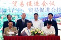 Lễ ký kết tiêu thụ chè giữa doanh nghiệp của tỉnh Hà Giang với doanh nghiệp tỉnh Vân Nam (Trung Quốc). Ảnh: TTXVN phát
